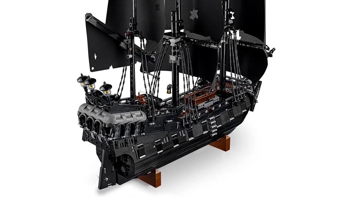 Profil du LEGO Black Pearl et de ses voiles noires